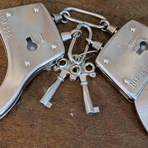 ❄️Metal Handcuffs With Keys - Picture 2 of 5